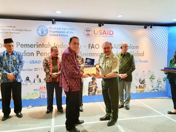 Bupati Royke Terima Penghargaan EPT2