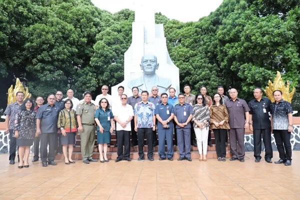 Pemerintah Provinsi Sulut dan Minahasa Ziarah di Makam AJ Sondakh dan GSSJ Ratulangi