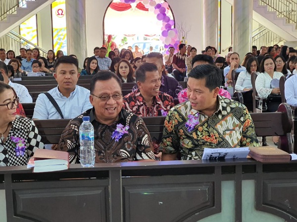Wabup RD Hadiri HUT Ke-21 Jemaat GMIM Tumpengan Sea Bersama Wagub SK
