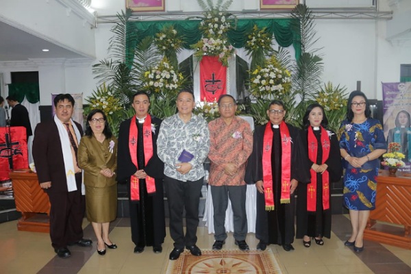 Walikota Eman Hadiri Pengutusan Pdt Billy Jonly Pyong dan Penerimaan Pdt Treisje Olha Hane Losu MTh