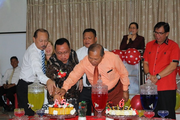 Hadiri Syukur HUT Ke- 65 GPdI Eben Haezer Tolok, Wabup RD Ucapkan Selamat