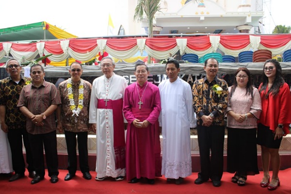 Bupati ROR Hadiri Peresmian Gereja Katolik Paroki Kristus Raja