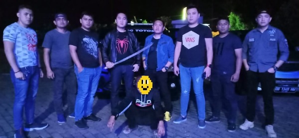 Totosik Tangkap Pembuat Keributan Dengan Samurai