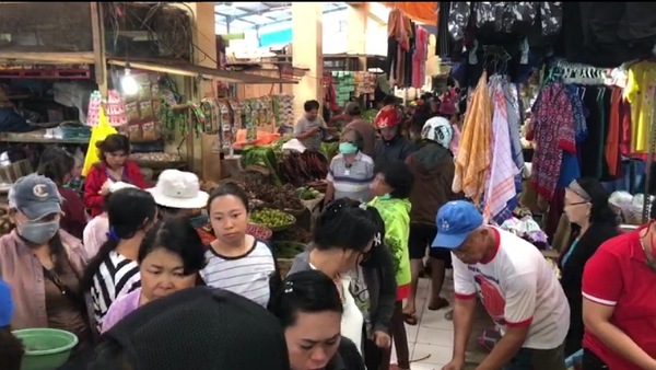 Pembatasan Kegiatan Jual Beli Karna Corona, Warga Berdesakan di Pasar Tondano