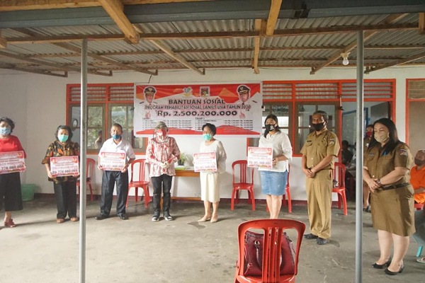 Fenny Roring-Lumanauw Serahkan Bantuan Program Rehabilitasi Sosial Lanjut Usia