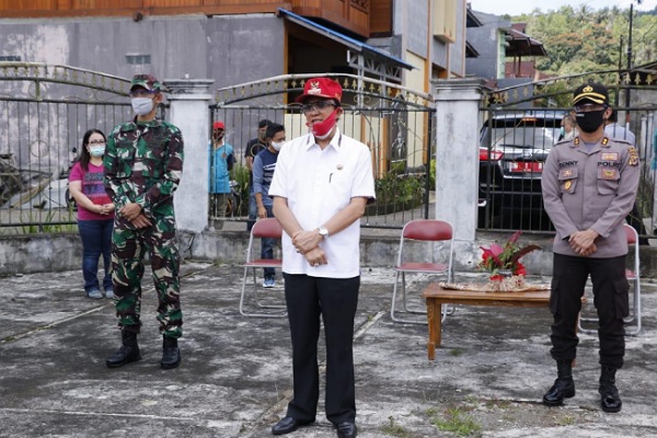 Bupati ROR Serahkan Bantuan Kepada Mahasiswa Unima Dari Luar Daerah