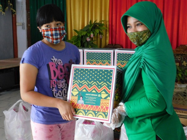 Ketua Persit Kodim 1302 Minahasa Sambangi Panti Asuhan Nasaret