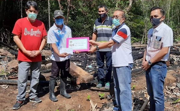 Sekda Frits Muntu Berikan Bantuan Bencana Kebakaran di Kelurahan Koya