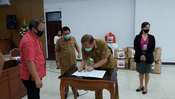 Bank SulutGo Berikan Bantuan APD dan Paket Makanan