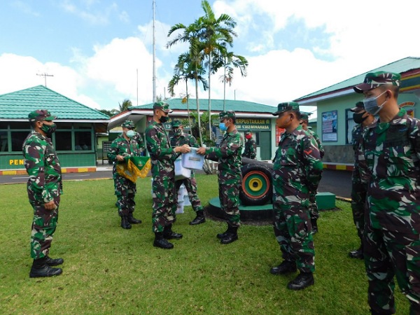 Dandim Slamet Raharjo Serahkan Bingkisan dan THR Jelang Perayaan Idul Fitri