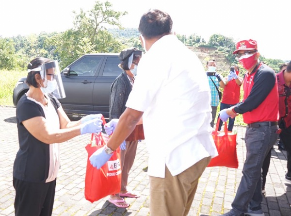 Bupati ROR Dampingi Gubernur OD Serahkan Bansos di Kawangkoan