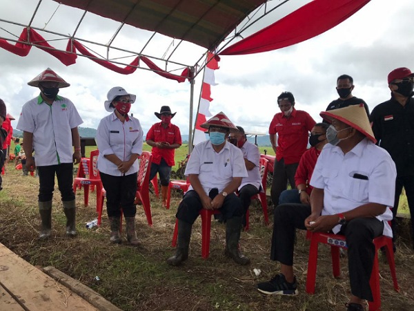 Gubernur OD Canangkan Gerakan Percepatan Olah Tanah di Minahasa