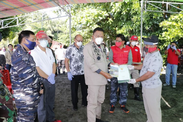 Pemerintah Serahkan Sertifikat Redistribusi Tanah dan Bansos