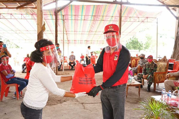 Bupati ROR Dampingi Gubernur Olly Serahkan Bantuan di Pesisir Pantai Timur Minahasa