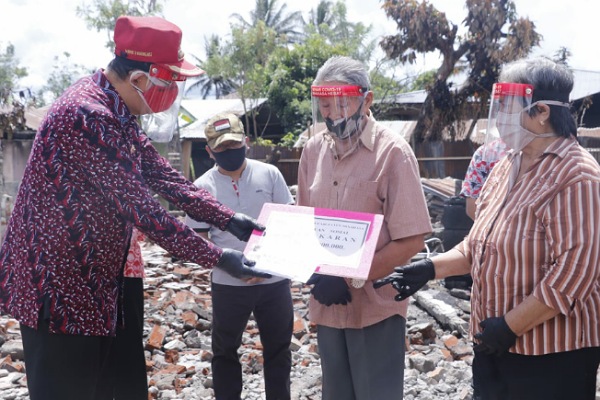 Bupati ROR Berikan Bantuan Kepada Keluarga Singkay-Batas