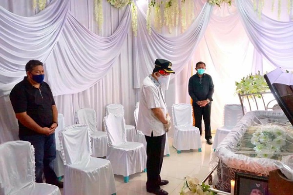 Bupati ROR Melayat Dirumah Duka Keluarga Sengke-Sigarlaki