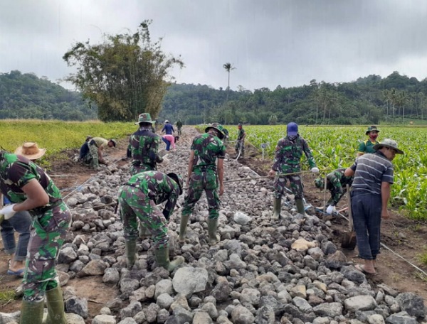 Walau Cuaca Hujan, Prajurit Satgas TMMD Kodim 1302/Minahasa Tetap Semangat Kerja