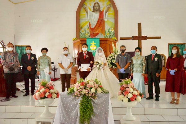 Bupati Royke Jadi Pencatat Pernikahan Keluarga Baru Lontaan-Kandouw