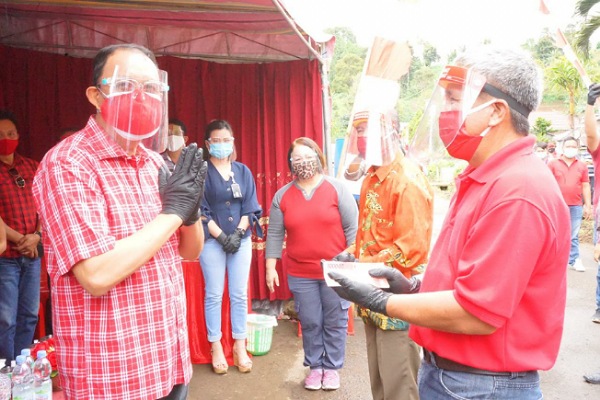 Bupati Royke Serahkan Secara Simbolis BLT Tahap III