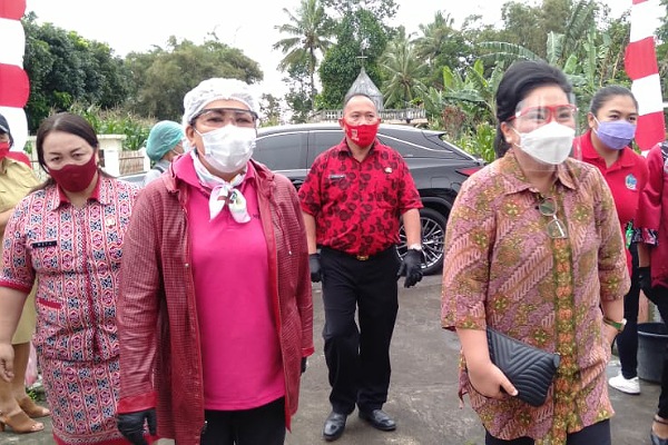 Ketua TP-PKK Provinsi Sulut Didampingi Ketua TP-PKK Kabupaten Minahasa memberikan Bantuan