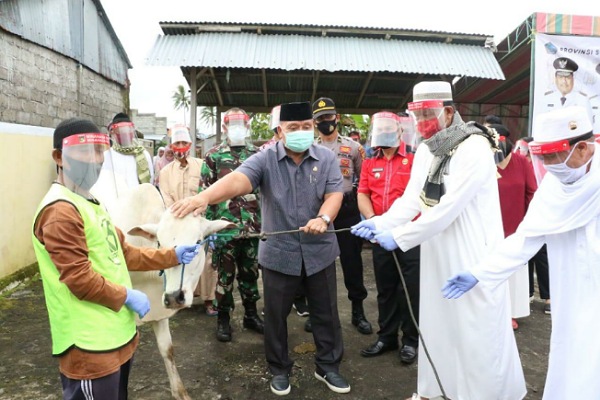 Wabup RD Menyerahkan Qurban Hari Raya Idhul Adha di Masjid AL Hijrah
