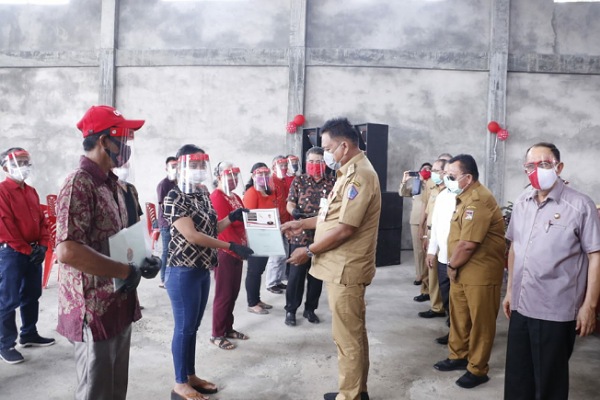 ROR RD Dampingi Olly Dondokambey Serahkan 726 Sertifikat