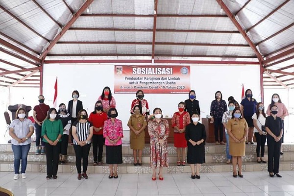 Fenny Roring-Lumanauw Buka Sosialisasi Pembuatan Kerajinan Dari Limbah