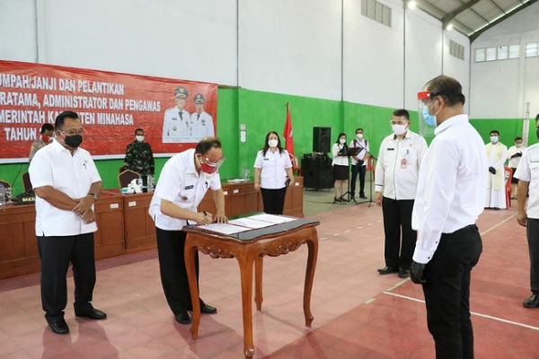 Bupati Royke Didampingi Wabup RD Mengambil Sumpah/Janji Pejabat Baru