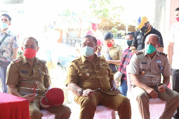 ROR RD Dampingi Gubernur Olly Serahkan Sertifikat Pendaftaran Tanah Sistematis Lengkap