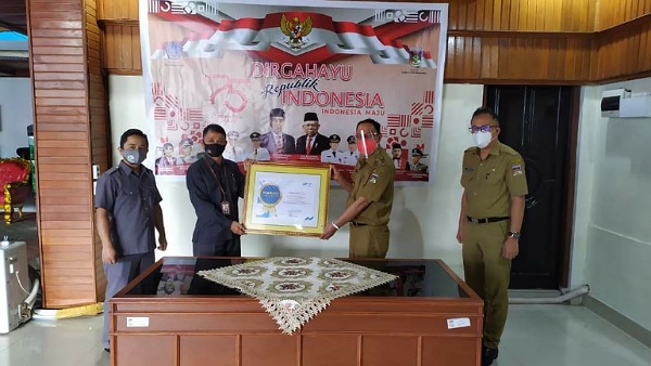 Bupati Royke Terima Piagam Penghargaan Respons Rate Sensus Penduduk Online