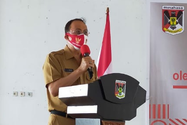 Bupati Royke Menyerahkan Secara Simbolis Program Bantuan Presiden Produktif