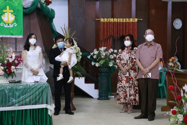 Bupati Royke Jadi Saksi Baptisan di GMIM Efata Tompaso