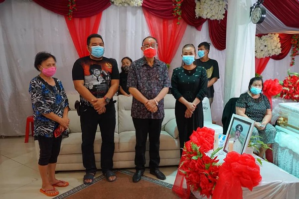 Bupati Royke Melayat di Rumah Duka Almarhum Koropit Lasut