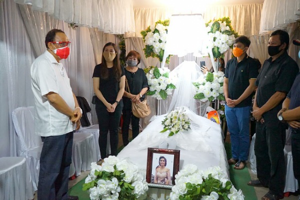 Bupati Royke Melayat di Beberapa Rumah Duka