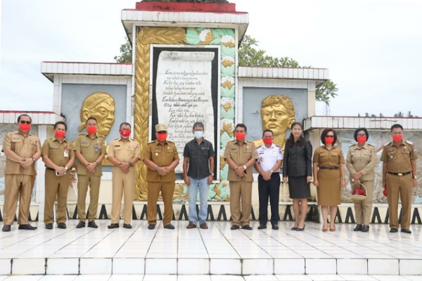 Wabup RD Ziarah di Lima Mantan Bupati Minahasa