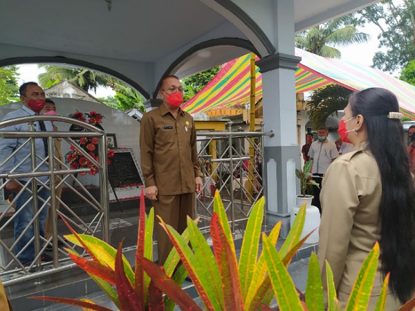 Sekda Muntu Ziarah Dua Makam Mantan Bupati Minahasa