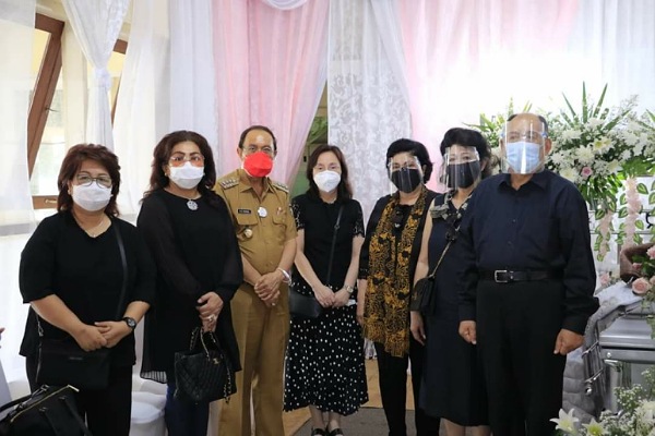 Bupati Melayat Dirumah Duka Keluarga Tambuwun-Taliwongso dan Keluarga Tenda-Pangkey