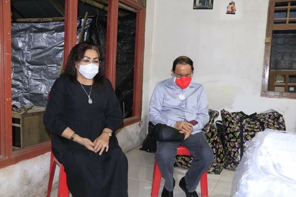 Bupati Royke Melayat Dirumah Duka Paman