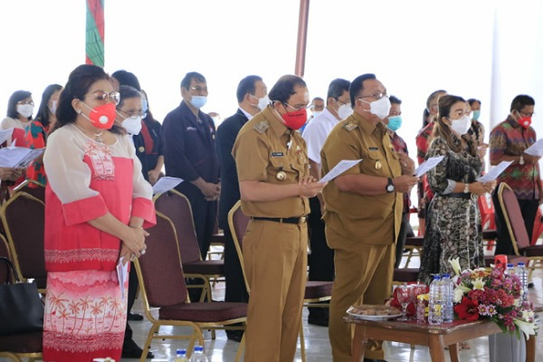 Hal Ini Yang Disampaikan Bupati ROR Saat Safari Natal Perdana