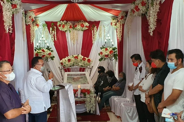 Wabup RD Melayat di Rumah Duka Almarhum Camat Jefry Maisiouw