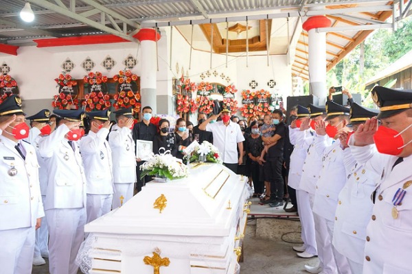 Bupati Royke Bertindak Inspektur dalam Upacara Pemakaman Camat Langowan Timur Almarhum Jefry Maisiouw