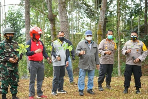 RR RD Menanam di Bukit Marawas