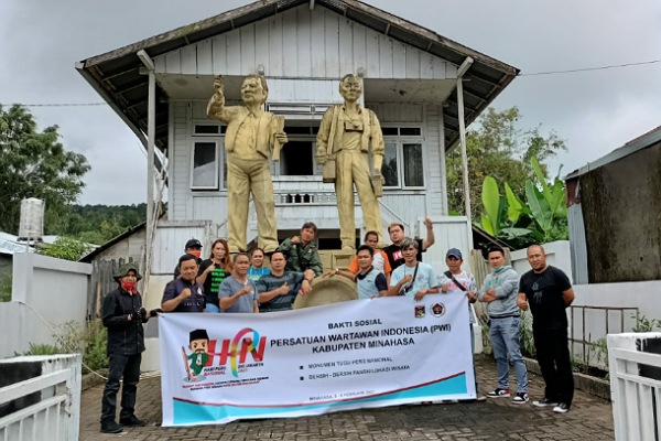 PWI Minahasa Gelar Baksos Bersihkan Tuguh Pers Mendur Kawangkoan