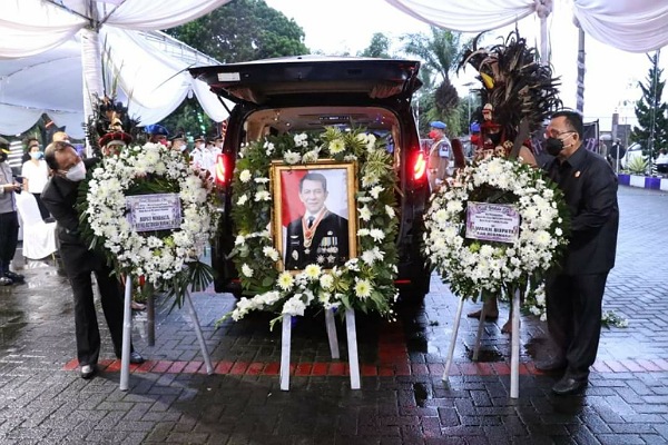 ROR-RD Berikan Penghormatan Kepada Almarhum SHS di Kantor Bupati Minahasa