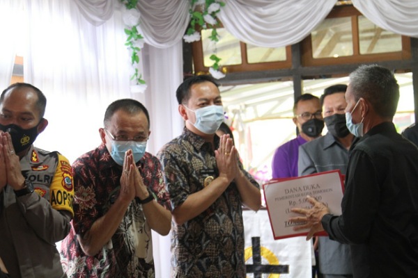 Walikota Senduk dan Wawali Lumentut Realisasikan Santunan Duka