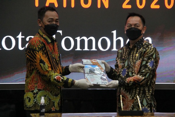 Walikota Tomohon Serahkan LKPD Kepada BPK RI Perwakilan Sulut