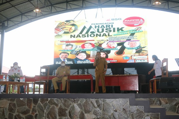 Wawali Lumentut Bernyanyi Pada Peringatan Hari Musik Nasional