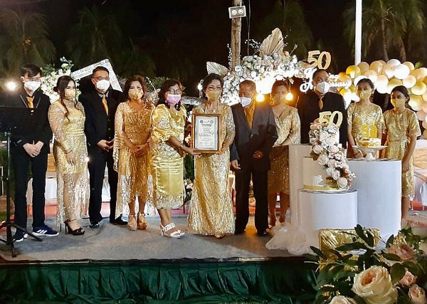 RAYAKAN HUT PERNIKAHAN EMAS, KELUARGA TAMPI-MAMAHIT TERIMA PENGHARGAAN KELUARGA HARMONIS