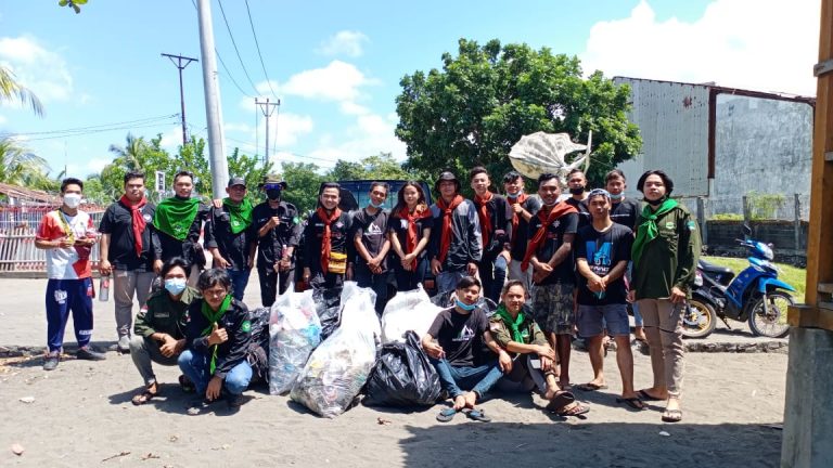 Bersih Bersih Pantai Warnai Peringatan Hari Bumi