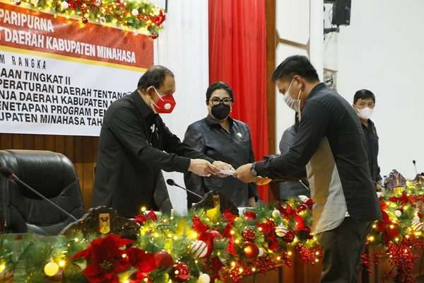 Rapat Paripurna Penetapan APBD Minahasa Tahun Anggaran 2022